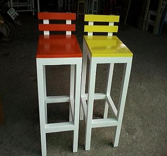 เก้าอี้บาร์ไม้สน-โต๊ะไม้ ขายเก้าอี้บาร์ไม้สน ทำสีสรรสดใสเหมาะกับร้านเหล้า ร้านกาแฟ จากโรงงานหนุ่มโต๊ะไม้