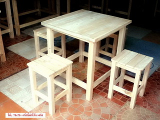 โต๊ะไม้สนพร้อมเก้าอี้หัวโล้น 4 ตัว ไม่ทำสี ไม่ได้ลงเคลือบ งานไม้ขัดแล้ว ราคาชุดละ 1300 บาท โต๊ะไม้ขนาด 70x70x73 ซม (เฉพาะโต๊ะ ตัวละ 650 บาท เก้าอี้ 170 บาท)